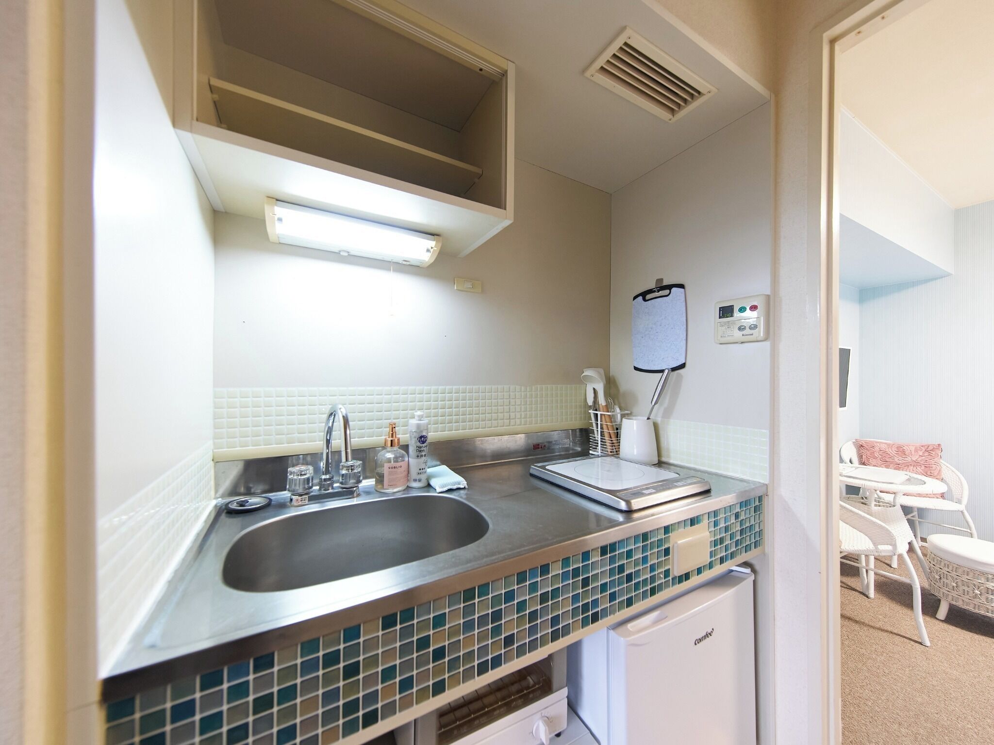 Kjøleskap, mikrobølgeovn, kokeplater og kjøkkenutstyr