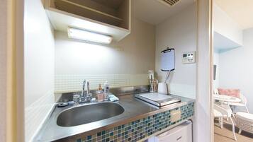 Kjøleskap, mikrobølgeovn, kokeplater og kjøkkenutstyr