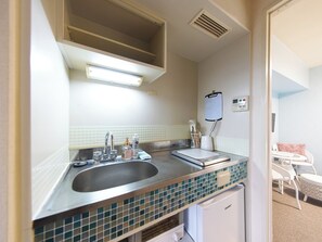 Fridge, microwave, stovetop, cookware/dishes/utensils - 602Twin room with shower room 2 semidouble beds Near Kanazawa Castle Park / Kanazawa Ishikawa (Kanazawa)