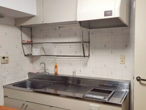 Fridge, microwave, stovetop, cookware/dishes/utensils