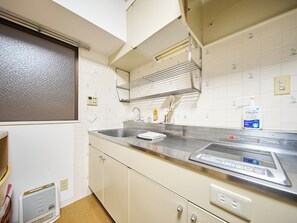 Jääkaappi, mikroaaltouuni, liesi, keittoastiat/astiat/ruokailuvälineet