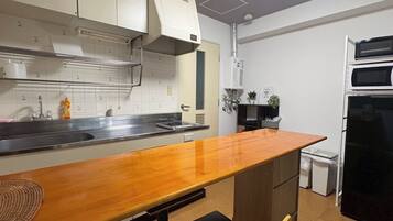 Fridge, microwave, stovetop, cookware/dishes/utensils