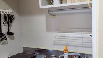 Refrigerador, microondas, parrilla de estufa y utensilios de cocina