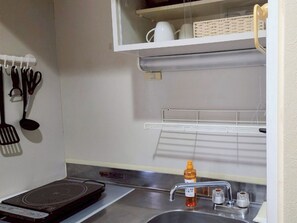 Réfrigérateur, micro-ondes, plaque de cuisson