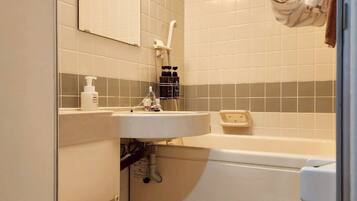 Een haardroger, handdoeken