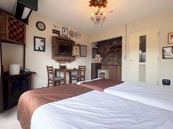 1 bedroom, desk, internet, bed sheets