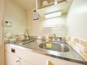 Kühlschrank, Mikrowelle, Herdplatte, Kochgeschirr/Geschirr/Besteck