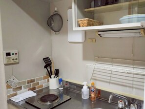 Refrigerador, microondas, placa de cocina, utensilios de cocina