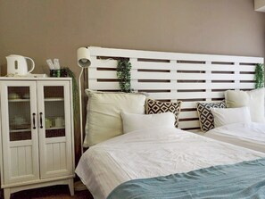 1 bedroom, desk, free WiFi, bed sheets