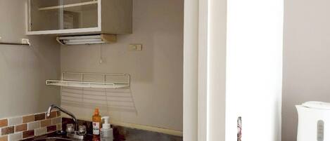 Refrigerador, microondas, placa de cocina, utensilios de cocina