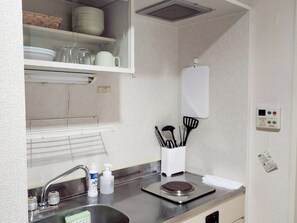 Refrigerador, microondas, placa de cocina, utensilios de cocina