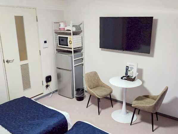 1 bedroom, desk, internet, bed sheets