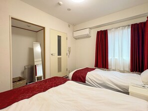 2 bedrooms, desk, free WiFi, bed sheets - 405 Twin room with shower room 1 single 1 double Near Kanazawa Castle Park / Kanazawa Ishikawa (Kanazawa)