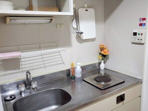 Refrigerador, microondas, parrilla de estufa y utensilios de cocina 