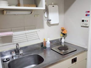 Refrigerador, microondas, parrilla de estufa y utensilios de cocina