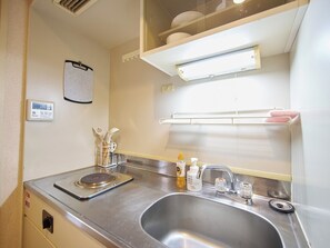 Kühlschrank, Mikrowelle, Herdplatte, Kochgeschirr/Geschirr/Besteck