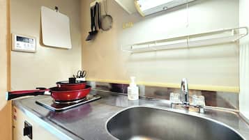 Fridge, microwave, stovetop, cookware/dishes/utensils