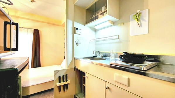 Fridge, microwave, stovetop, cookware/dishes/utensils
