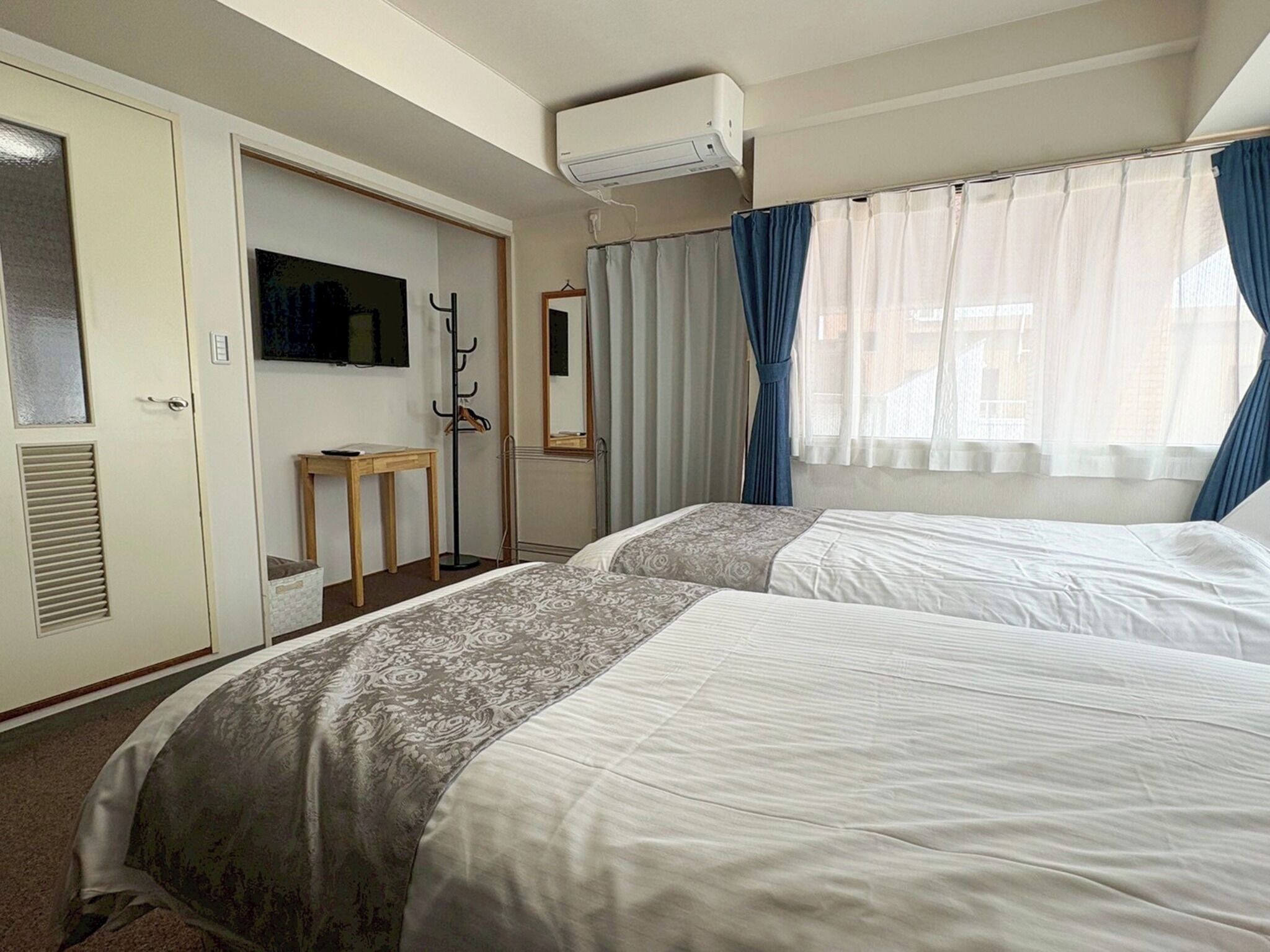 1 室のベッドルーム、デスク、WiFi (無料)、ベッドシーツ