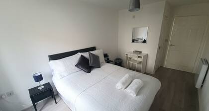 Light, spacious 2 bed apartment nr Heathrow airport