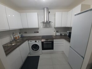 Kjøleskap, mikrobølgeovn, ovn og kokeplater