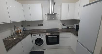 Light, spacious 2 bed apartment nr Heathrow airport