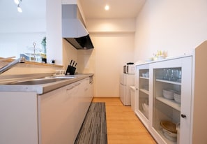 Kühlschrank, Mikrowelle, Herdplatte, Kochgeschirr/Geschirr/Besteck