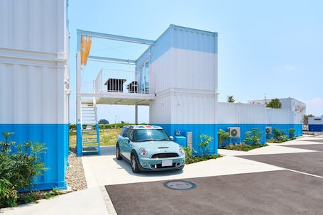 Property grounds. Ocean Standard with Dog / Himi Toyama