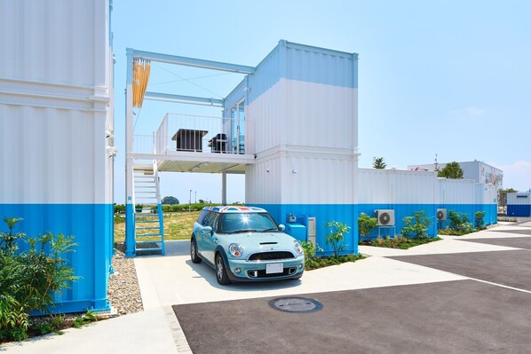 Property grounds - Ocean Standard with Dog / Himi Toyama (Himi)