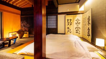 2 makuuhuonetta, työpöytä, silitysrauta/-lauta, internet