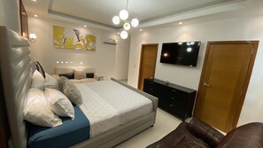 3 bedrooms, iron/ironing board, WiFi, bed sheets