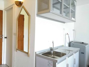 Basic Apartment | Bathroom