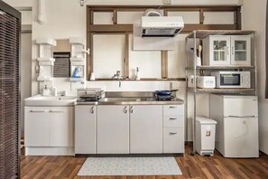 Fridge, microwave, stovetop, cookware/dishes/utensils