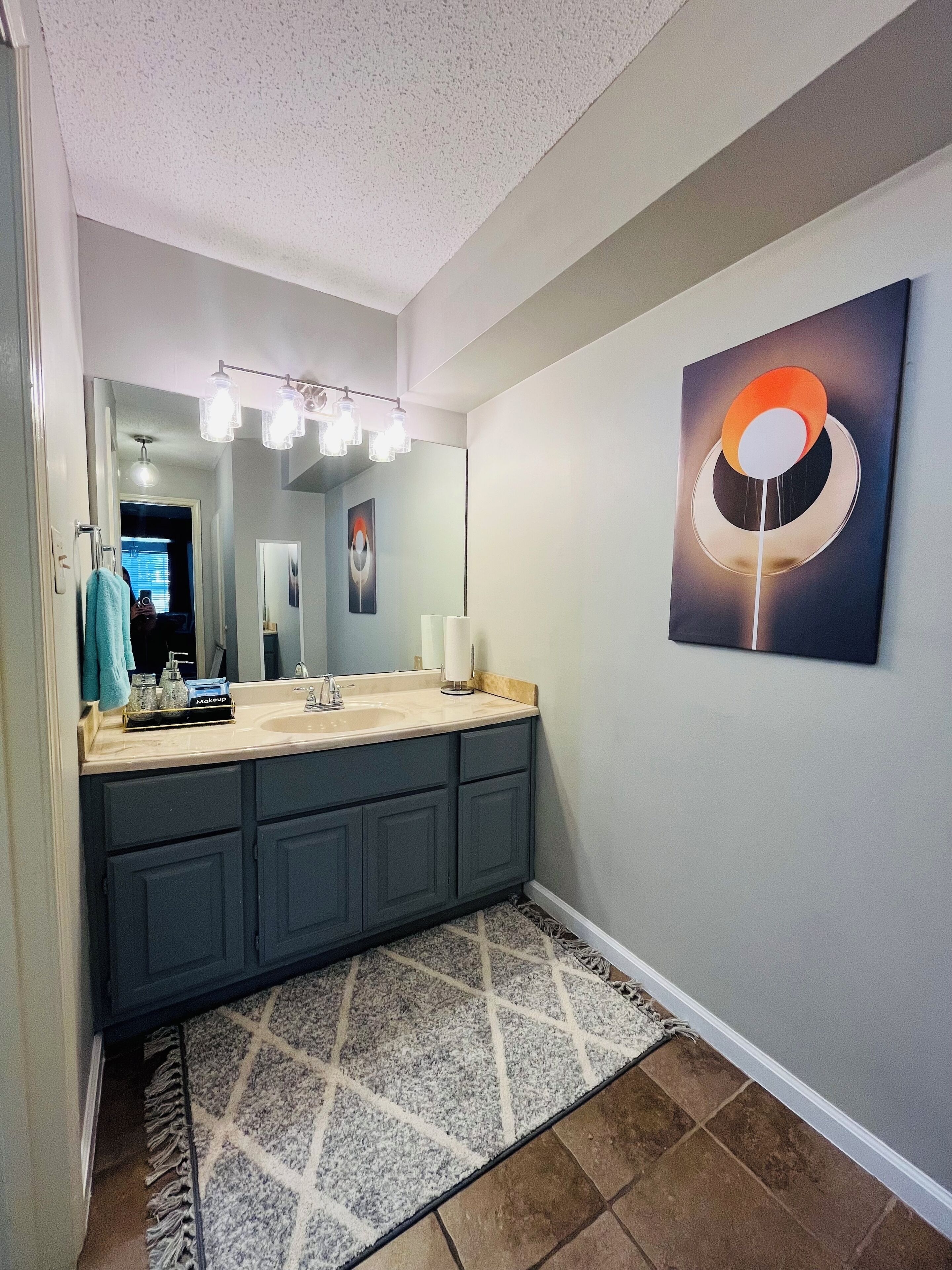 Tina de hidromasaje, secadora de cabello, toallas, jabón 