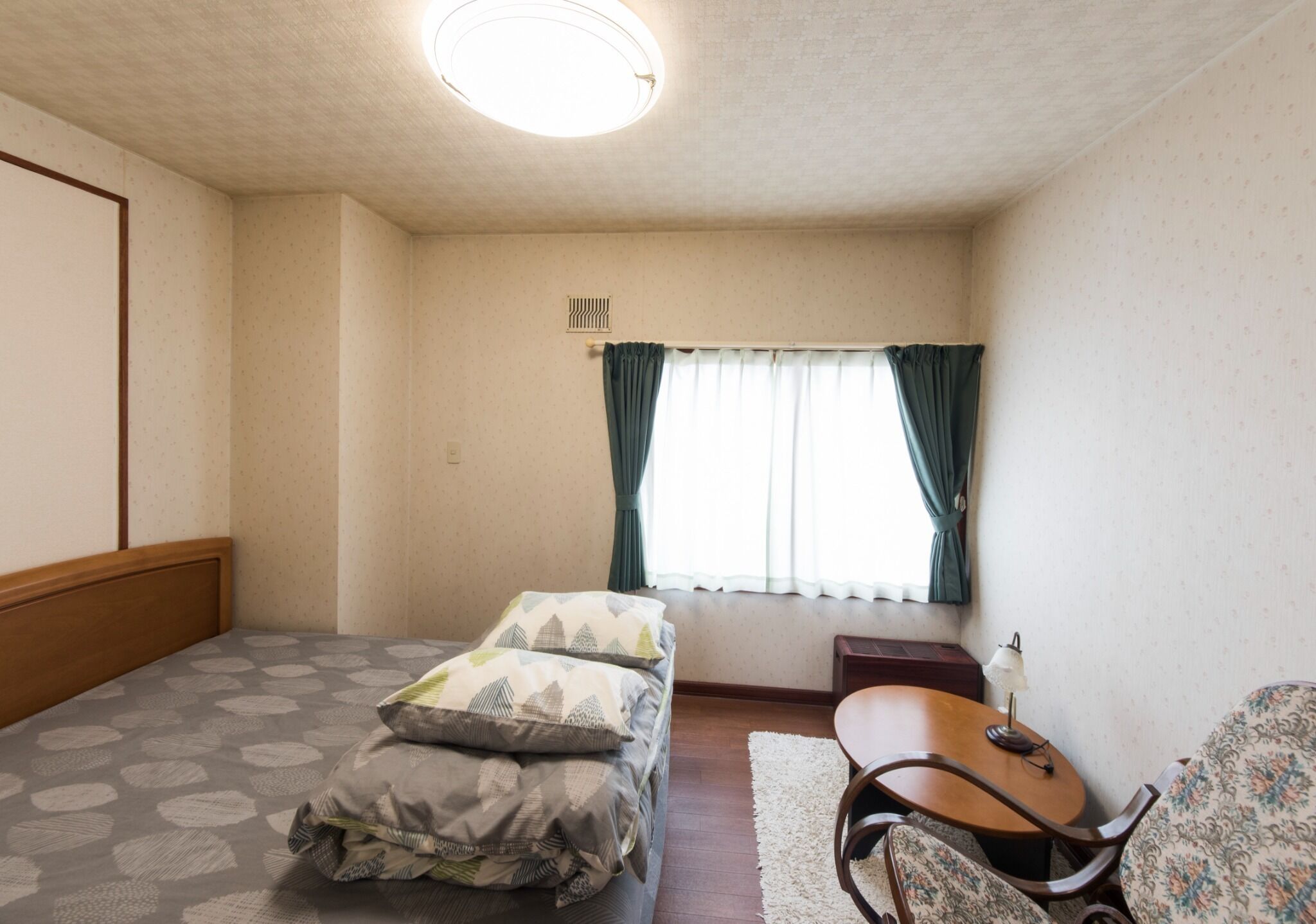 4 dormitorios, escritorio, tabla de planchar con plancha y ropa de cama