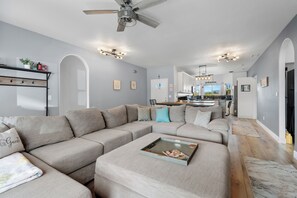 Smart TV - Sedona 4BR Oasis with Stargazing Domes Hot Tub Sauna and Milky Way (Cornville)