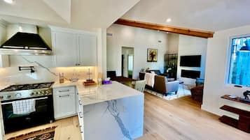 Frigorífico, microondas, horno y placa de cocina