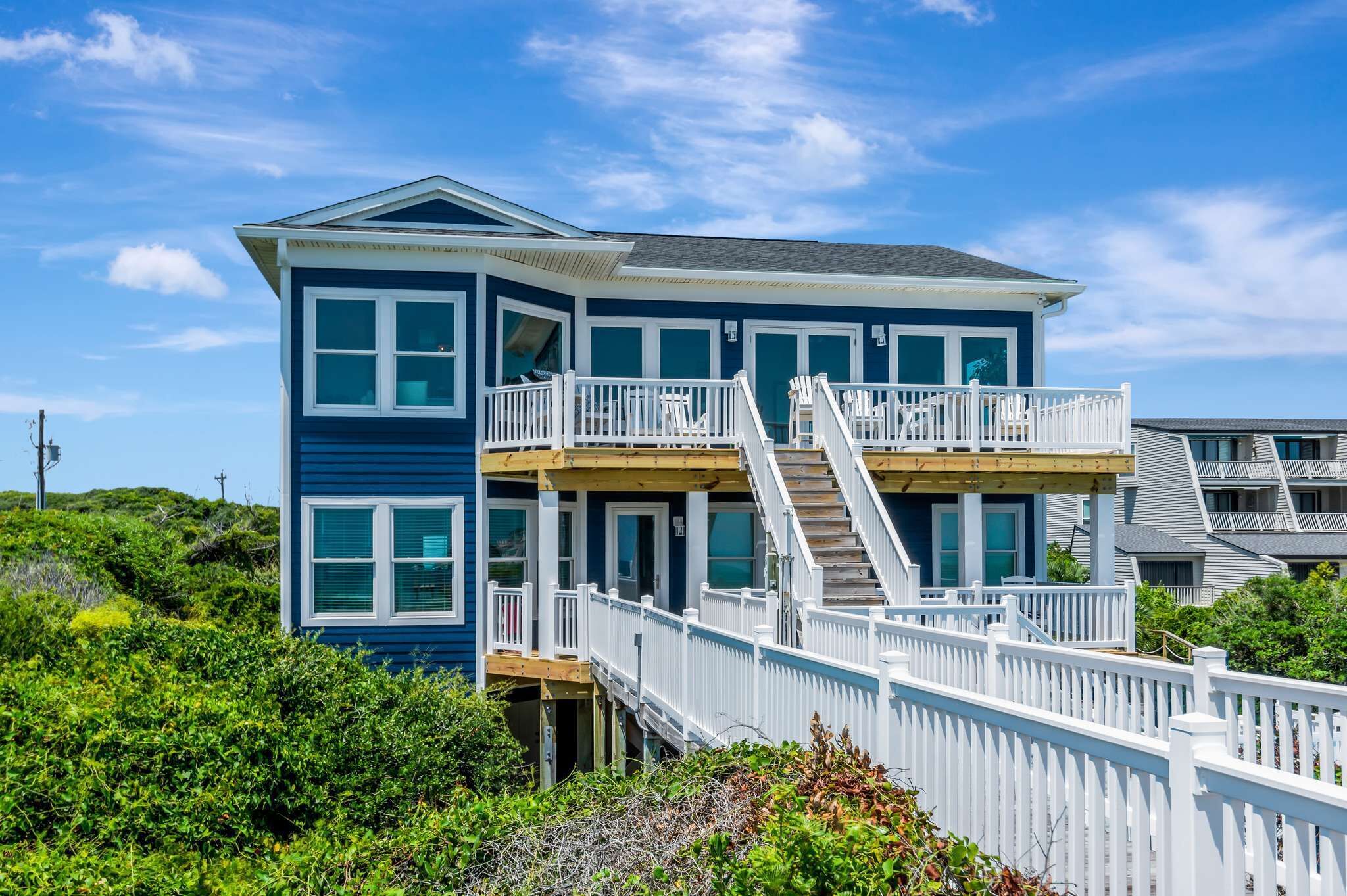 A Gritty Palace. Gorgeous. Oceanfront. Pool and Hot Tub!