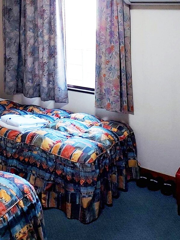 1 Schlafzimmer, Schreibtisch, Bettwäsche