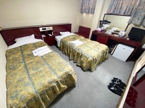 2 bedrooms, desk, free WiFi, bed sheets - Twin room nonsmoking 3minute walk from JR Mi / Mihara Hiroshima (Mihara)