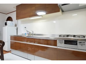 Refrigerador, microondas, placa de cocina, utensilios de cocina