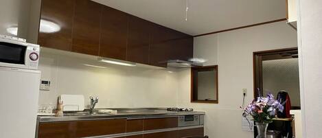 Fridge, microwave, stovetop, cookware/dishes/utensils