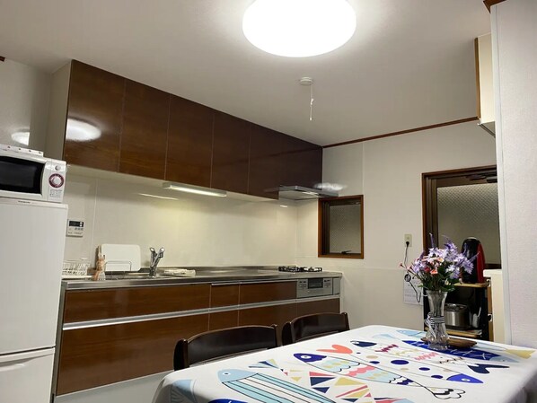 Refrigerador, microondas, placa de cocina, utensilios de cocina