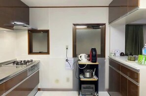 Fridge, microwave, stovetop, cookware/dishes/utensils - A 7minute walk from Tokyo Ikebukuro Station Supe - Whole house rental / Toshima-ku Tokyo (Toshima-ku)