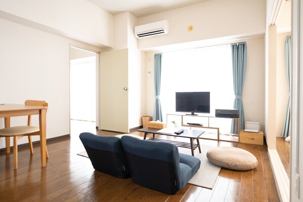 テレビ、DVD プレーヤー