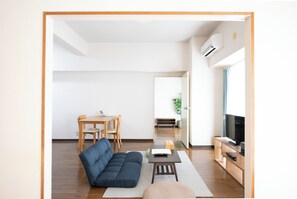 テレビ、DVD プレーヤー