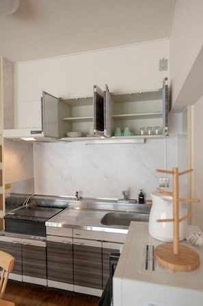 Fridge, microwave, stovetop, cookware/dishes/utensils
