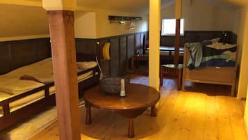 2 bedrooms, desk, bed sheets