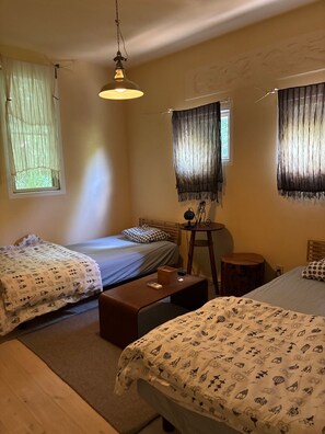 2 多间卧室、办公桌、床单