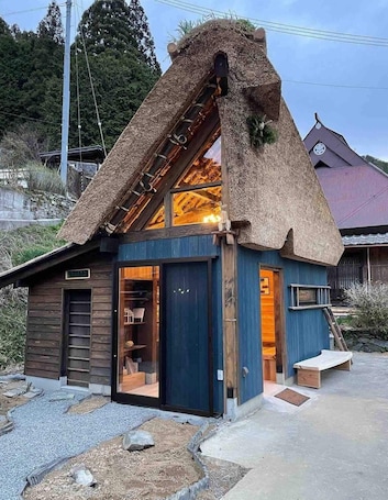Exterior. A thatchedroof farmhouse nestled in nature at the foot of Mount Koya / Ito-gun Wakayama